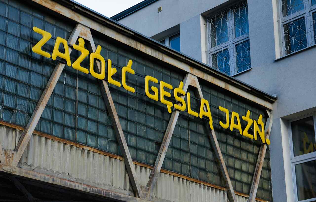 Polski pangram zapisany na tle biało-czerwonej flagi